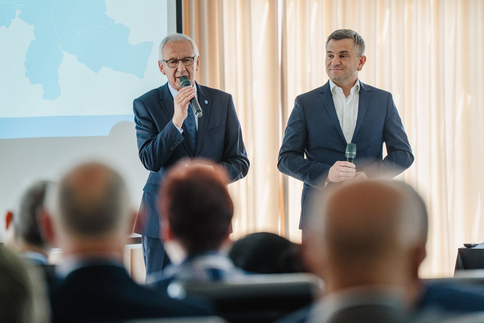 Na zdjęciu starosta Bogdan Łapa i wójt Chmielna