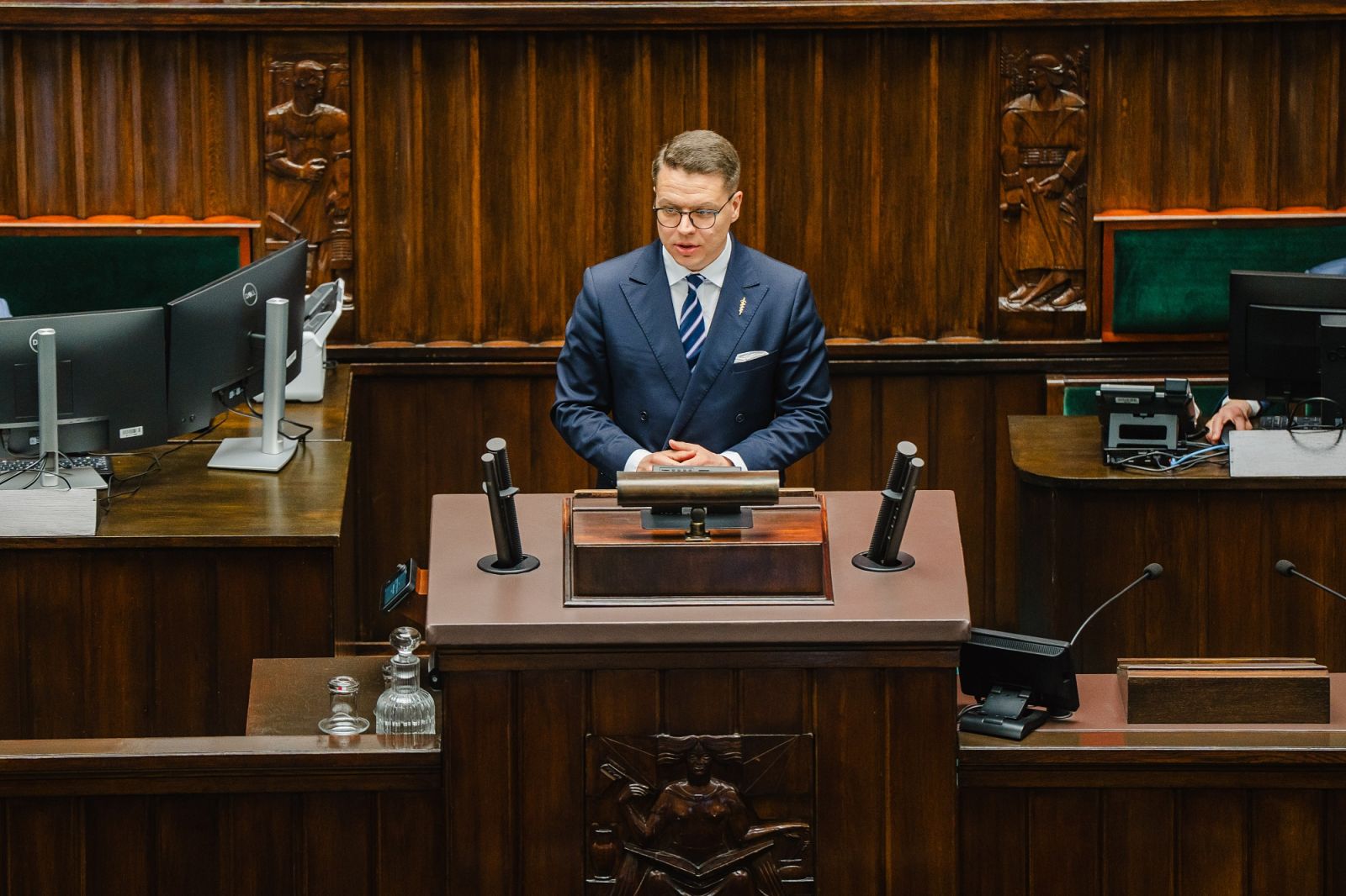 na zdjęciu poseł Konfederacji