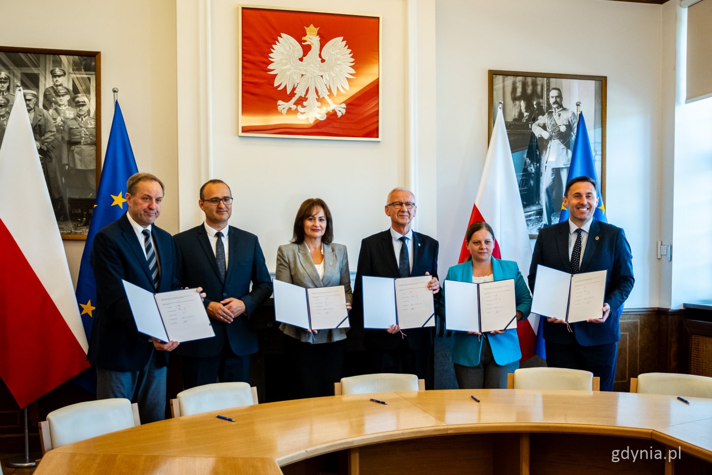 na zdjęciu samorządowcy z umową