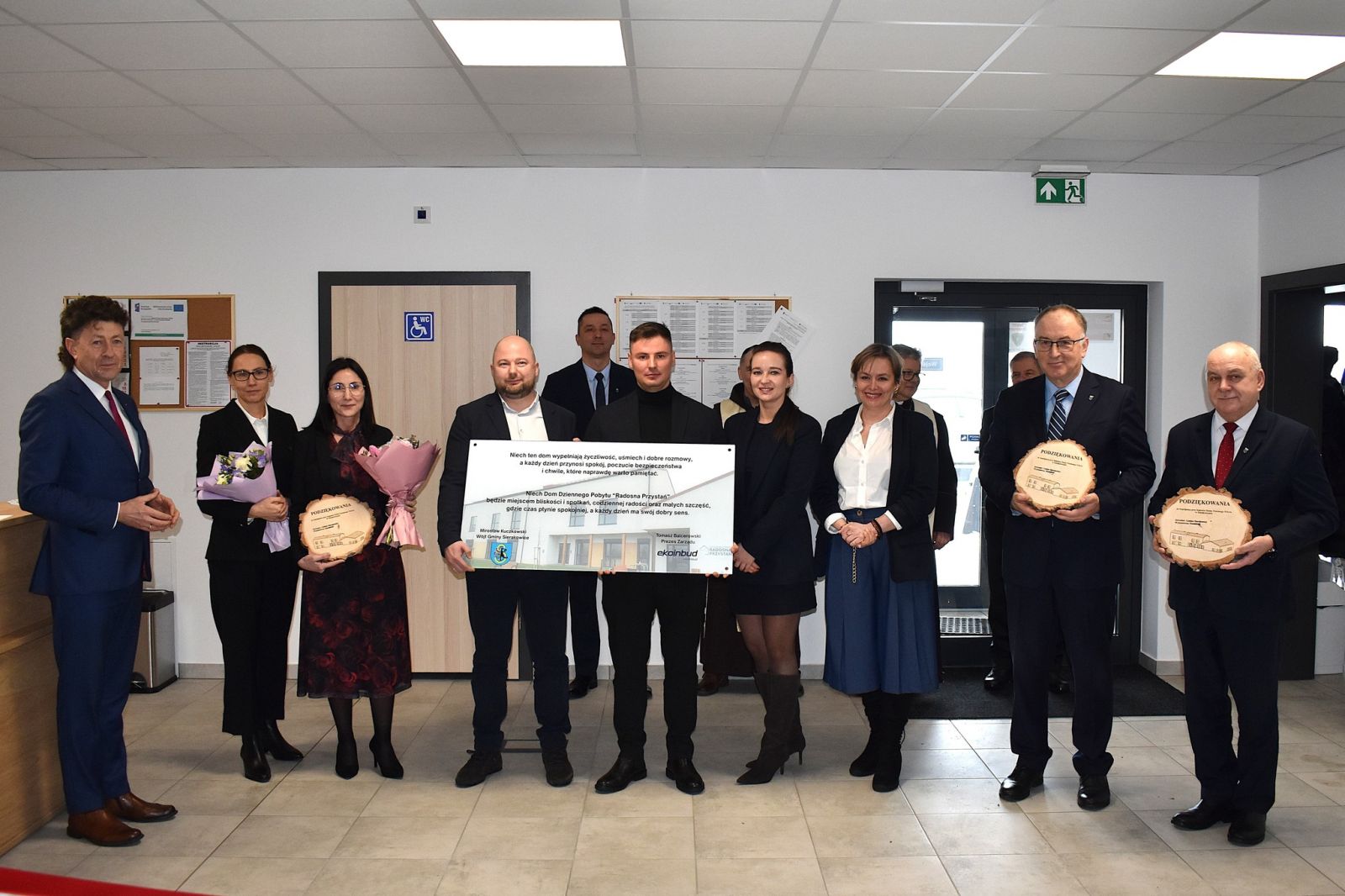 Przedstawiciele gminy Sierakowice podczas uroczystego otwarcia Dziennego Domu Pobytu