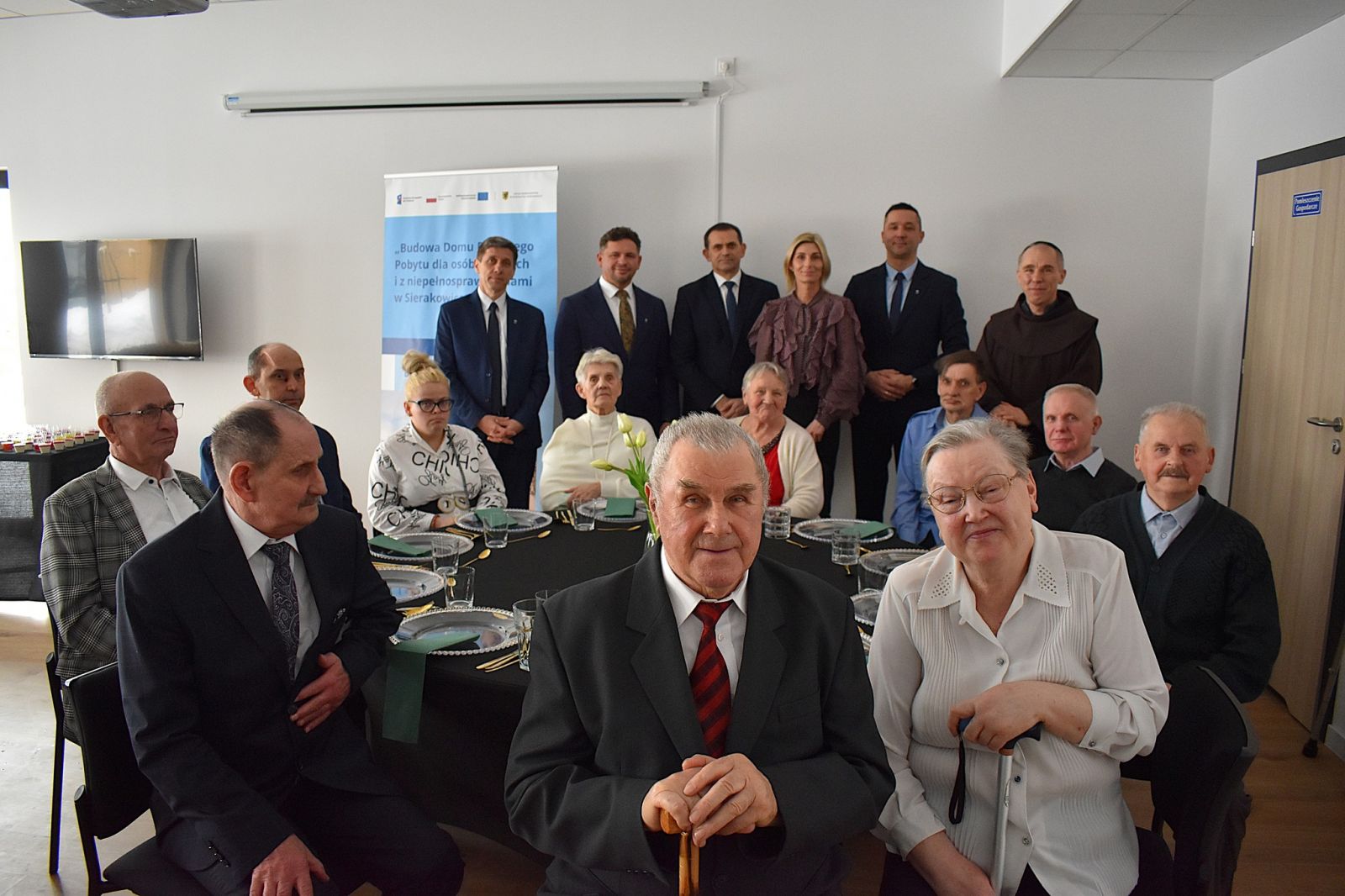 Seniorzy podczas otwarcia Domu Dziennego Pobytu w Sierakowicach