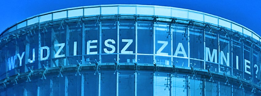 Na zdjęciu budynek PPNT z pytaniem WYJDZIESZ ZA MNIE?