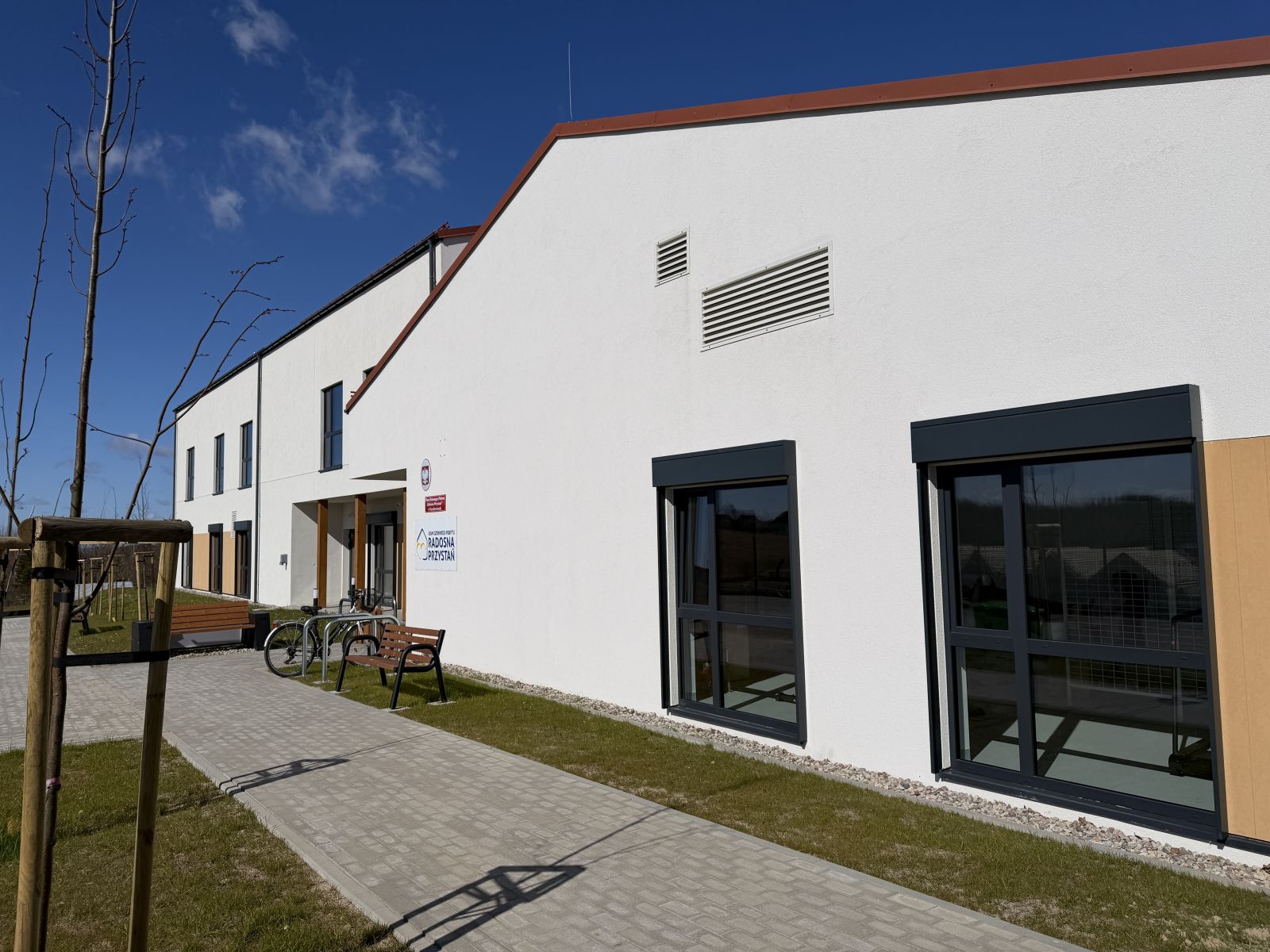 na zdjęciu budynek domu dziennego