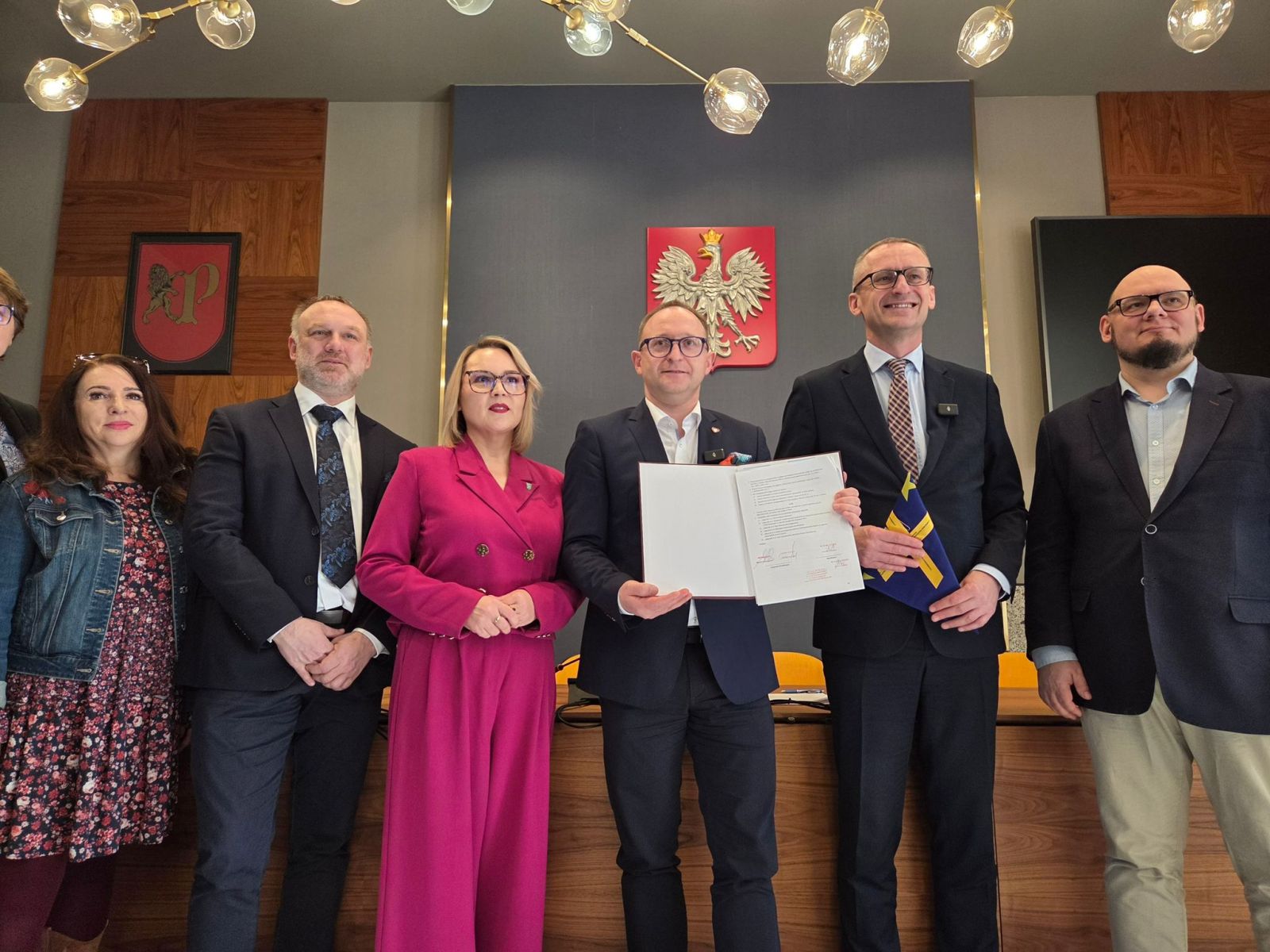 Fotografia pamiątkowa po podpisaniu umowy