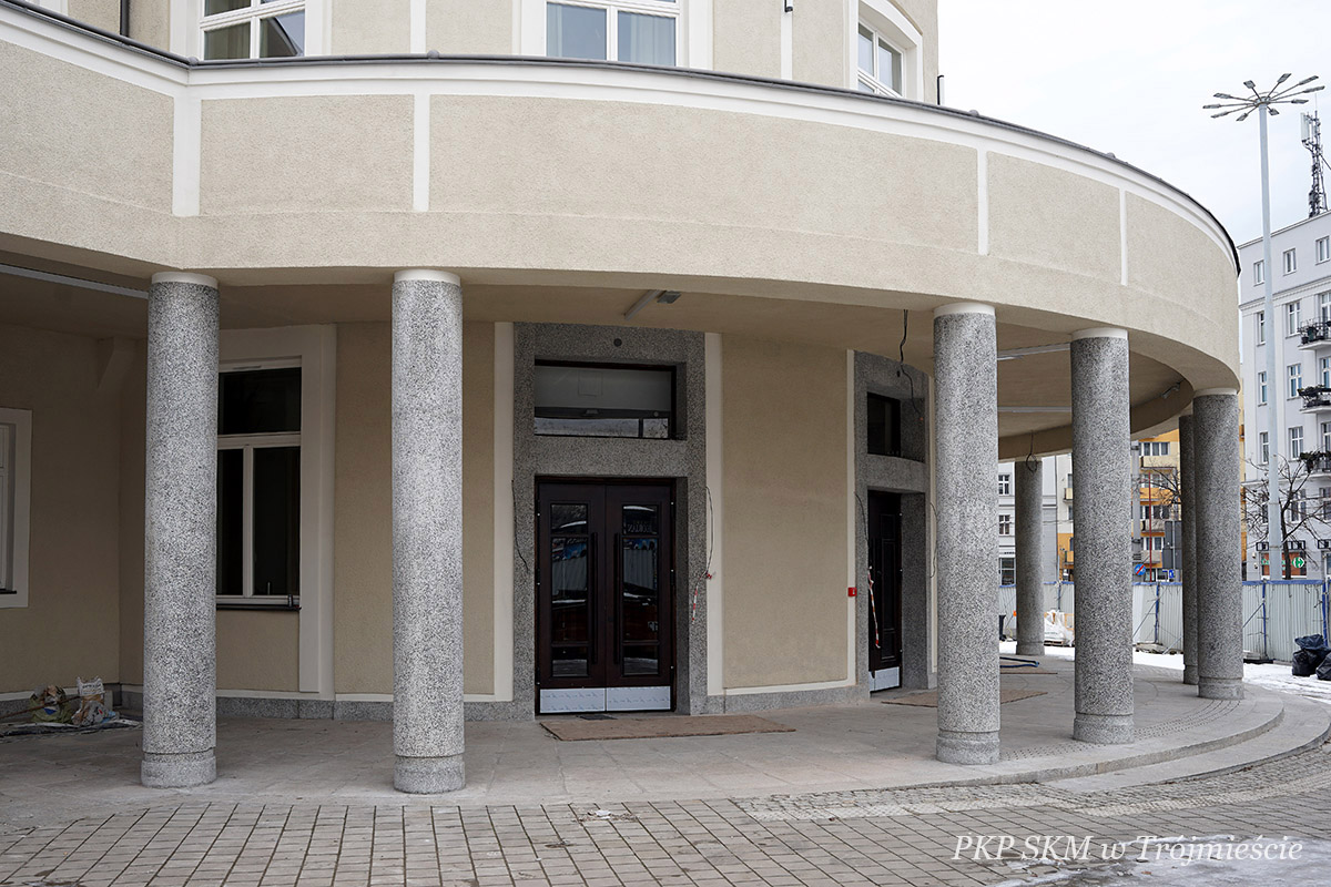 Dworzec Podmiejski w Gdyni wyjście do miasta. 