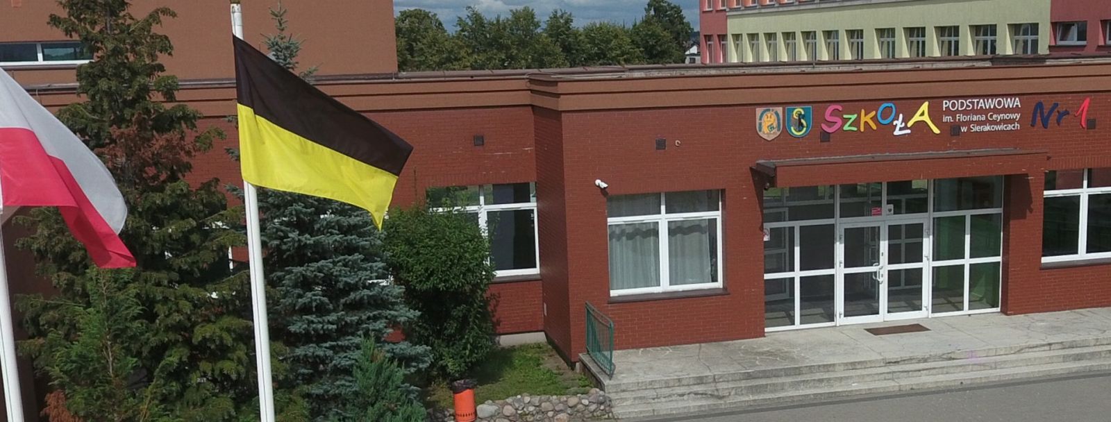 Na zdjęciu budynek szkoły w Sierakowicach