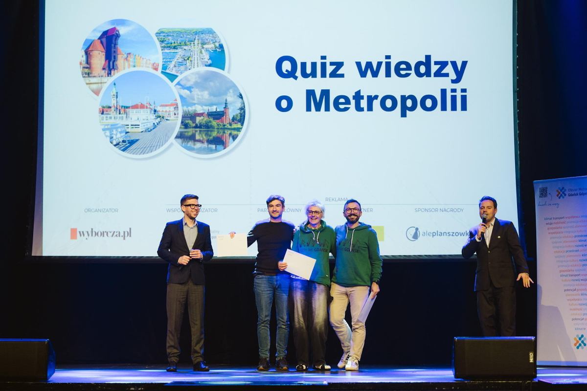 na zdjęciu zwycięska drużyna